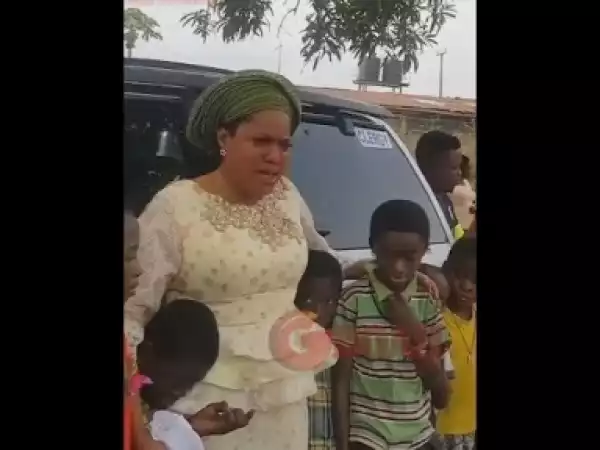 Video: Toyin Aimakhu Seriously Crying After She Got To The Village For The Burial Of Her Father